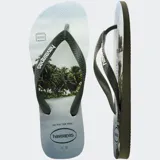 Ojotas Havaianas con base blanca y celeste con estampado de olas. Tiras blancas con diseño en relieve y logo de la marca.