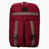 Mochila urbana Merrell color bordó con detalles en color beige. Cuenta con un compartimento principal con cierre, dos bolsillos frontales con solapa y cierres de hebilla ajustables, y una cinta horizontal decorativa. Incluye logo de la marca en la parte superior.