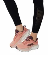 Championes Hoka Bondi 8 color rosa con detalles en marrón.