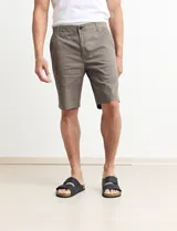 Bermuda de gabardina color verde medio, corte recto y largo a la rodilla.