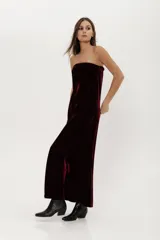 Vestido largo strapless de terciopelo azul marino con spandex.