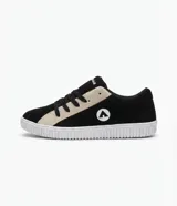 Zapatillas Airwalk One de color negro con detalles en beige y suela blanca, con diseño de corte bajo, cordones negros y logotipo circular en el lateral.