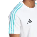 Remera blanca de corte clásico con cuello redondo y mangas cortas. Presenta tres tiras turquesas en los hombros, logo de Adidas en negro y logo de Mercedes AMG Petronas en el pecho.