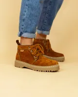 Bota acordonada de cuero color óxido con suela track color beige.