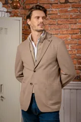 Saco sport color beige con pechera desmontable integrada, cierre frontal y solapas clásicas.