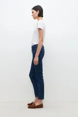 Jean slim azul oscuro, tiro medio, cinco bolsillos y corte ajustado.