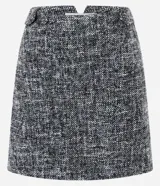 Minifalda gris con textura tweed, corte recto y detalle de botones decorativos en el lateral.