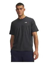 Remera deportiva Under Armour Tech Vent SS de color gris oscuro melange, con mangas cortas y cuello redondo. Presenta el logo de la marca estampado en blanco en el lado izquierdo del pecho.