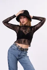 Remera de encaje bordó con transparencias, diseño de cuello alto y mangas largas. Confeccionada en tejido de red con motivos florales.