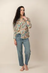 Camisa de manga larga con estampado floral multicolor, cuello camisero y cierre frontal de botones.