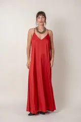 Vestido largo rojo de seda con escote en V y breteles finos. Diseño holgado con bolsillos laterales.