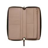 Billetera Marc Jacobs modelo The Continental Wallet de cuero color tostado, con cierre perimetral dorado y múltiples compartimentos interiores para tarjetas y billetes.
