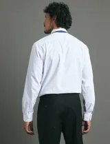 Camisa de vestir de manga larga, color celeste, con cuello clásico y cierre frontal de botones.