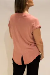 Remera de manga corta color gris oscuro con efecto gastado, cuello redondo y bolsillo frontal.