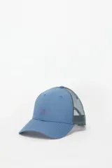 Gorro trucker Levi's de color celeste con visera curva, red grisácea en la parte posterior y logotipo de la marca estampado en el frente.