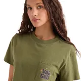 Remera Volcom modelo Super Melt Pocket Dial, color verde militar, de manga corta, cuello redondo y corte corto. Presenta un bolsillo aplicado en el pecho con estampa gráfica.
