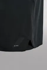 Short deportivo Zara Athleticz de color marrón, confeccionado en tejido técnico ligero y elástico con forro interior. Cuenta con cintura elástica ajustable con cordón, bolsillos frontales, bolsillo trasero con cierre de cremallera, bajo con aberturas laterales y detalle de logo estampado en la pierna.