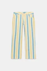 Jeans rectos de tiro bajo, confeccionados en denim con diseño de rayas verticales en tonos amarillo, celeste y rosado, estilo cropped, con cierre frontal de cremallera y botón metálico, presillas para cinto y clásico diseño de cinco bolsillos.