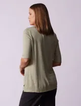 Remera marrón de tejido bordado, marca French Loundry. Tiene escote redondo y mangas tres cuartos.