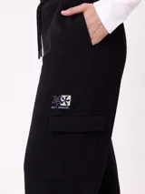 Pantalon de jogging de corte recto color gris melange, con cintura elastizada con cordón de ajuste y bolsillos laterales tipo cargo con solapa.