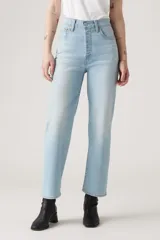 Jean de corte recto y tiro alto, con diseño de cinco bolsillos y cierre frontal con botones. Presenta un lavado claro y acabado clásico.