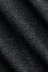 Vestido midi de punto fino color gris oscuro, con cuello camisero, tapeta de botones frontal, manga larga y falda con leve vuelo.