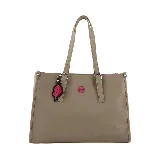 Cartera mediana tipo shopper color marrón, con doble asa de hombro y cierre superior. Incluye un dije colgante con forma de labios y logo de la marca en color fucsia.