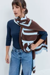 Bufanda de tejido jacquard con diseño de rayas horizontales anchas en color marrón chocolate y rosa. Presenta una textura suave y un estilo envolvente.
