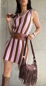 Vestido corto tejido a rayas verticales color marrón, rosa y blanco, sin mangas y corte ajustado.