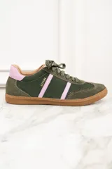 Zapatillas deportivas de gamuza color verde oliva con detalles en rosa pastel. Presentan tres tiras laterales en rosa pastel y la palabra "LEMON" en dorado.