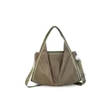 Cartera tipo shopper de gran capacidad, color verde militar con textura granulada, asas anchas y detalles de pespuntes blancos en contraste.