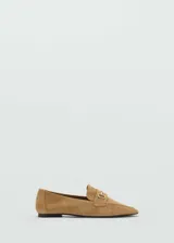 Mocasines de cuero color marrón claro, con punta fina y detalle de hebilla metálica dorada.