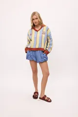 Short negro de tiro alto con cintura elastizada y bolsillos laterales.