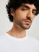 Camiseta básica de manga corta y cuello redondo, color rojo oscuro.