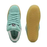 Championes Puma Suede XL color verde agua con detalles en blanco y suela color caramelo.