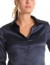 Camisa de satén color verde oliva, con cuello clásico, cierre frontal con botones metálicos y mangas largas con puños abotonados.