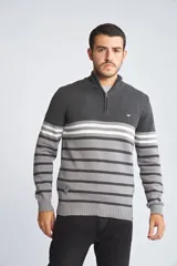 Sweater de punto para hombre con diseño de rayas horizontales en tonos azul marino, azul y mostaza. Presenta cuello alto con medio cierre frontal, mangas largas con puños acanalados y logo bordado en el pecho.