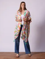 Kimono tejido con estampado floral multicolor y terminación de ruedo con borlas verdes.