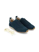 Championes de gamuza azul marino con cordones tono sobre tono y suela de goma con detalles en blanco y marrón.