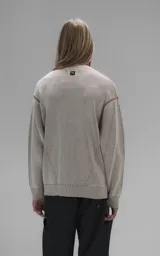 Sweater de punto con diseño de rayas verticales en tonos beige y marrón, cuello redondo y corte oversize.