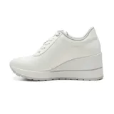 Championes deportivos Via Marte modelo Layla de color blanco, con plataforma alta y cuña oculta, cordones al tono y costuras decorativas laterales.