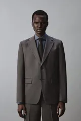 Blazer de corte regular fit en color gris, con solapas de muesca, cierre frontal de un botón y bolsillos con solapa en la cadera.