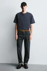 Bota de media caña con detalle de pespunte en la parte superior, cierre mediante cremallera lateral, horma cuadrada y suela a tono con ligero tacón.