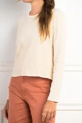 Remera de manga larga color terracota, con textura acanalada y cuello redondo.