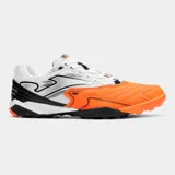 Championes de fútbol Joma modelo Cancha TF, diseñados para césped sintético. Presentan una combinación de colores blanco, naranja y negro, con una estructura resistente y suela con tapones para mayor tracción.