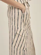 Falda larga celeste con estampado floral, estilo cargo, con cintura ajustable, tajo frontal y bolsillos laterales.