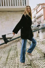 Bolso de hombro de diseño alargado y estructura rígida, confeccionado en material con acabado efecto cuero envejecido. Cuenta con asa corta ajustable mediante herrajes metálicos dorados, cierre principal de cremallera y compartimentos internos.