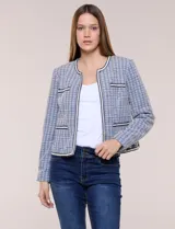 Chaqueta de tweed azul con tejido estructurado, escote redondo, bolsillos simulados con pasamanería y botones decorativos en las mangas.