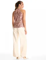 Blusa sin mangas con escote halter, confeccionada en tela cubierta de lentejuelas en tonos rosados y dorados. Presenta un diseño recto y forro interno a tono.