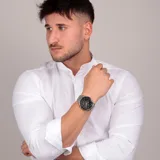 Reloj Maserati Traguardo con caja de acero inoxidable de 45mm de diámetro, correa de metal plateada y cristal mineral.